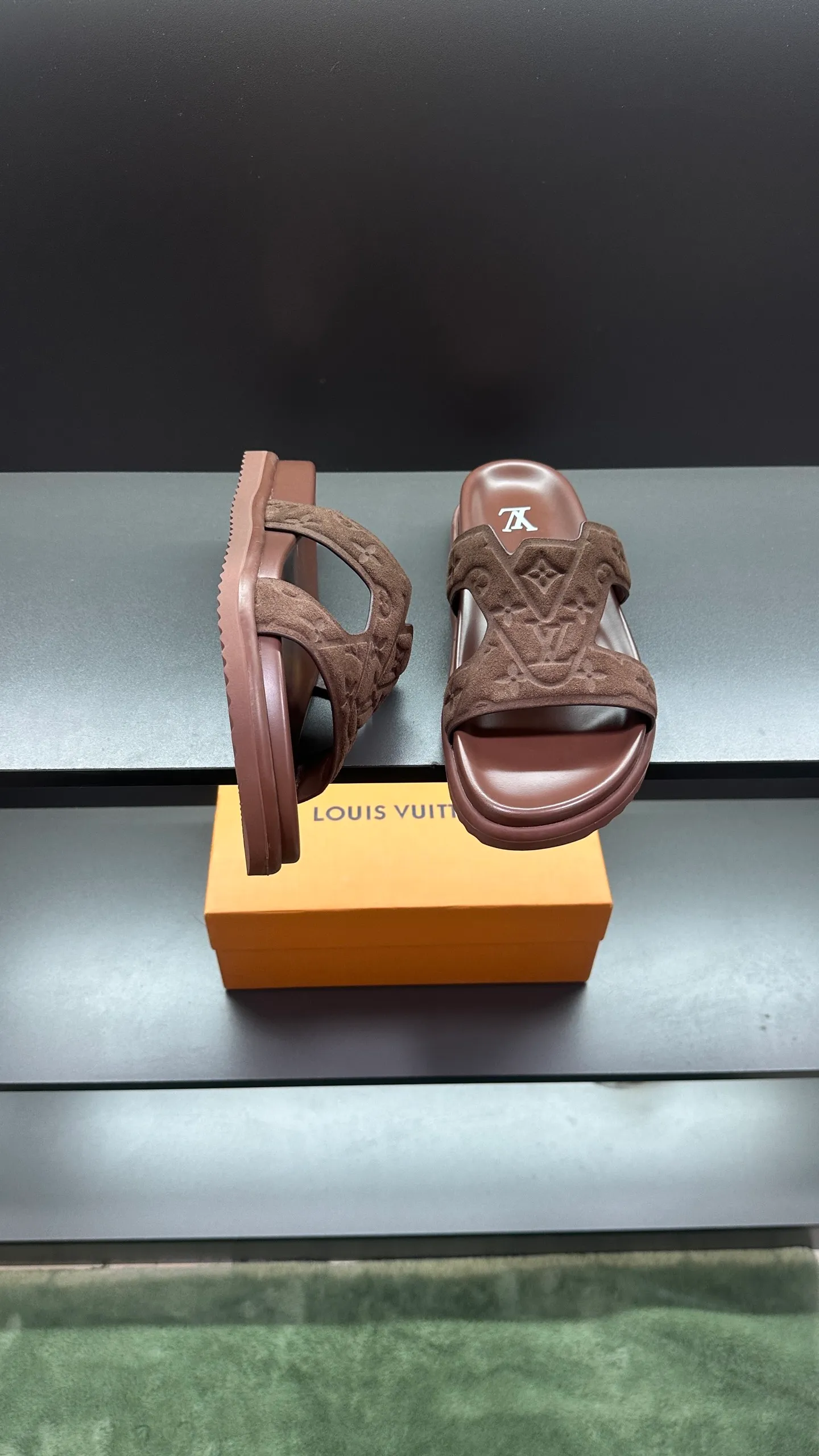 P320 🔍LV Men's Spring and Summer Slippers Counter Synchronization. The uppers are imported cowhide fabric from Italy, with logo graphics and high-quality craftsmanship. The soles are: original soles specially provided by the original factory. The exclusive movable molded soles are super comfortable. The original factory follows the order. 🔍🔍High quality. You can enter and leave the counter at will. Welcome to compare. Code number 38-45 No. 058